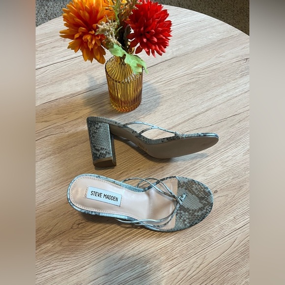 Steve Madden Green Snake Print Thong Heels - Picture 4 of 6